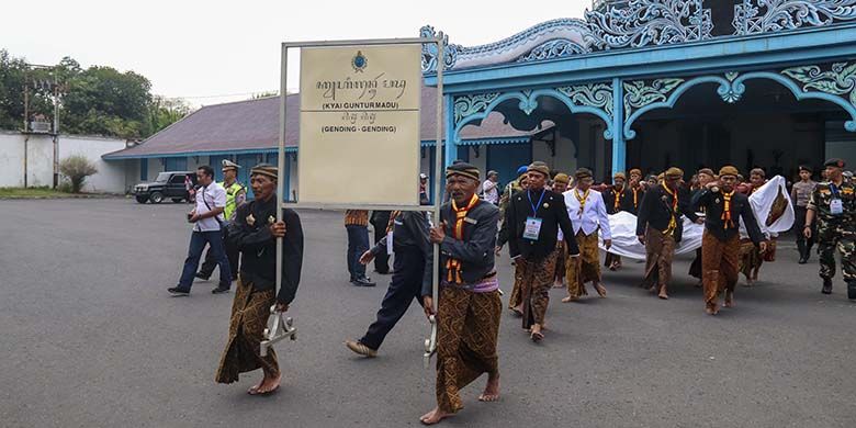 Prosesi Mengantar Gamelan Sekaten ke Masjid Agung Surakarta