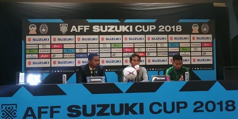 Pelatih dan pemain timnas Indonesia, Bima Sakti (tengah) serta Andik Vermansah (kanan) dalam jumpa pers seusai laga Piala AFF 2018 kontra timnas Timor Leste, Selasa (13/11/2018).