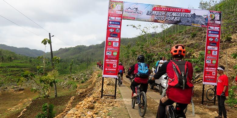 Para pesepeda mulai memasuki kawasan Lembah Bengawan Solo Purba (18/11/2018).