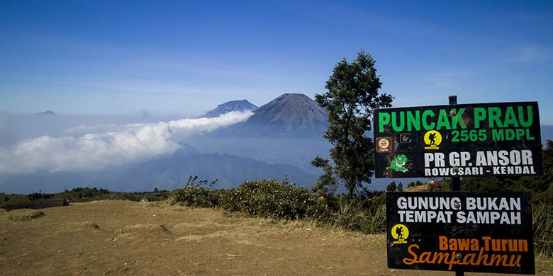 Panorama alam yang memesona di Gunung Prau, Jawa Tengah.