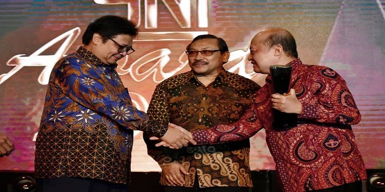 Menteri Perindustrian, Airlangga Hartarto, menyerahkan piala Anugerah Platinum yang ketiga kalinya selama 3 tahun berturut-turut kepada Dirut Pupuk Kaltim, Bakir Pasaman.