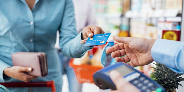 Belanja pakai kartu kredit (shutterstock)