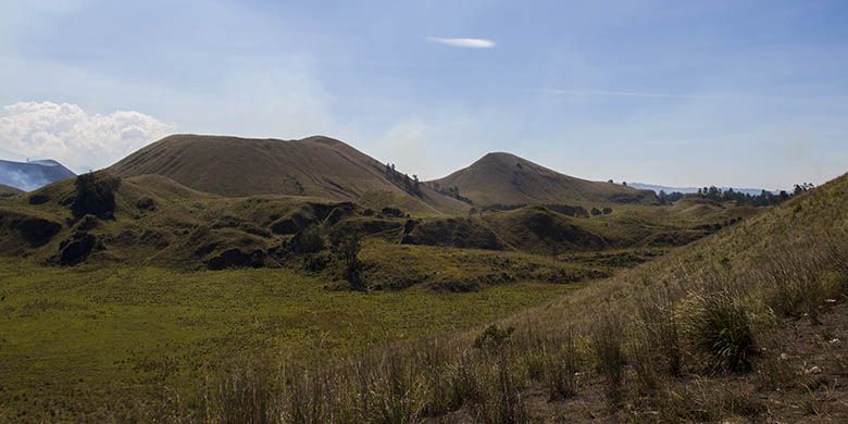 Di Kawah Wurung, tersaji hamparan saba luas yang begitu indah.