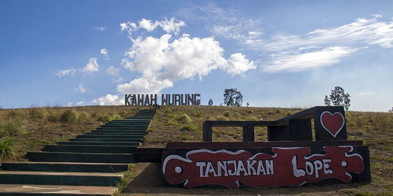 Tanjakan Lope berlatar belakang tulisan Kawah Wurung.