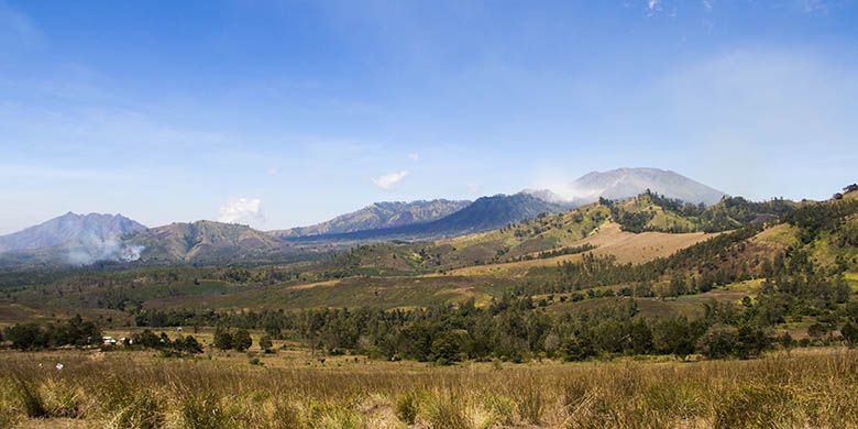 Kawah Wurung di Bondowoso yang menawarkan hamparan padang rumput dan deretan pegunungan.