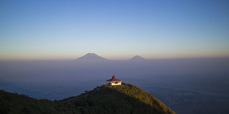 Panorama khas Gunung Andong dengan Gunung Sindoro-Sumbing di ufuk barat.