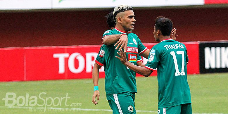 Penyerang PSS Sleman, Cristian Gonzales, merayakan gol bersama Thaufan Hidayat saat melawan Mojokerto Putra dalam laga pertandingan Liga 2 di Stadion Maguwoharjo, Sleman, Kamis (26/4/2018).

