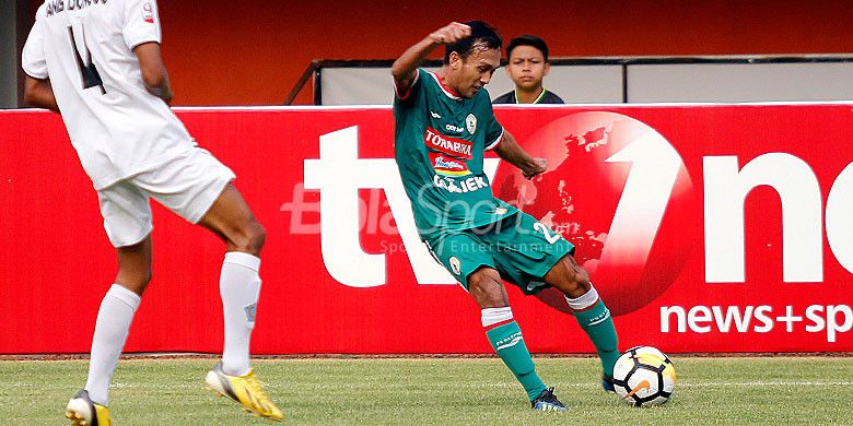 Aksi gelandang PSS Sleman, Ichsan Pratama, saat tampil melawan PSBS Biak dalam laga lanjutan Liga 2 di Stadion Maguwoharjo, Sleman, pada Senin (10/9/2018).
