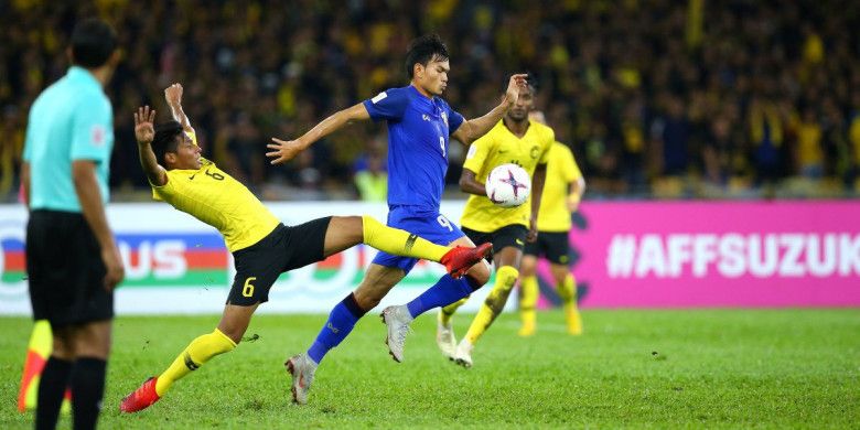 Pemain timnas Malaysia, Syazwan Andik (6) saat mencoba menghentikan laju penyerang Thailand, Supachai Jaided pada semifinal pertama Piala AFF 2018 di Stadion Nasional Bukit Jalil, Kuala Lumpur, 1 Desember 2018.
