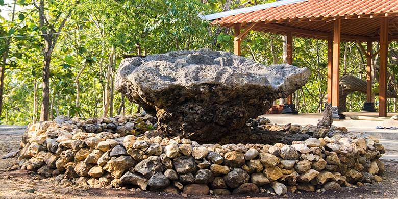 Penamaan Watu Payung diambil dari batu yang menyempit pada bagian bawahnya sehingga tampak seperti payung.