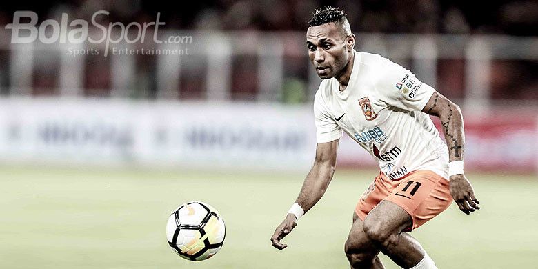 Aksi gelandang Borneo FC, Titus Bonai, saat menggiring bola dalam laga pekan keempat Liga 1 2018 melawan Persija Jakarta di Stadion Utama Gelora Bung Karno, Sabtu (14/4/2018) malam.
