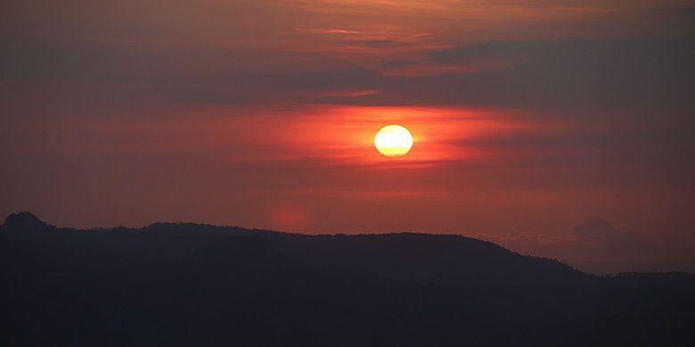 Matahari tenggelam dilihat dari Puncak Joglo, Wonogiri