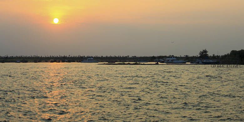 Keindahan senja yang bisa disaksikan di Pantai Marina, Semarang ketika cuaca cerah.