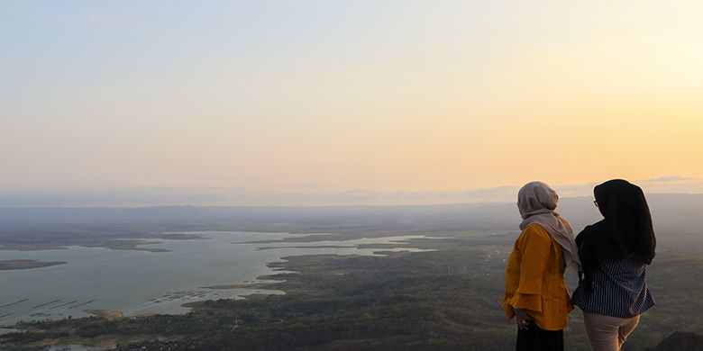 Luasnya Waduk Gajah Mungkur yang bisa dilihat dari Puncak Joglo