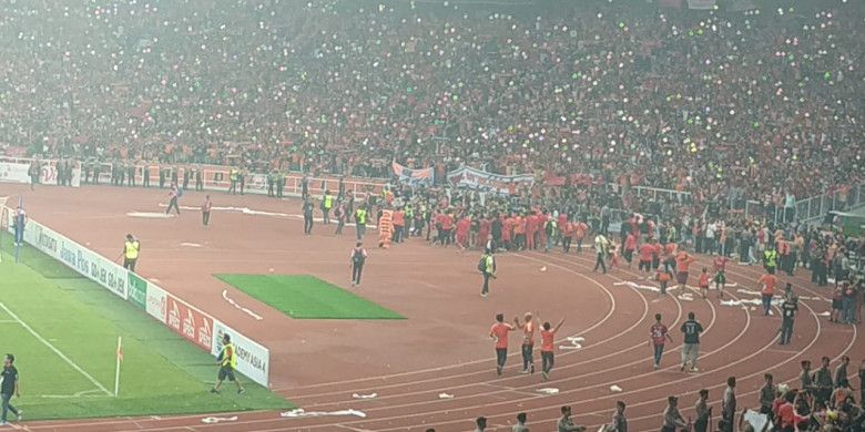 Skuad Persija Jakarta mengelilingi SUGBK sambil pamer trofi Liga 1 musim 2018 danmenyapa The Jak Mania.