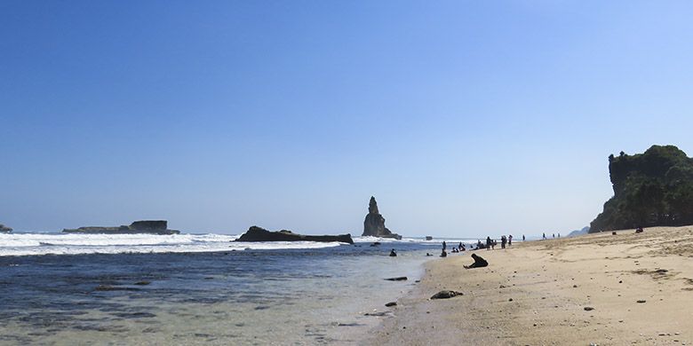 Pantai Buyutan, Pacitan dengan pasir putihnya.