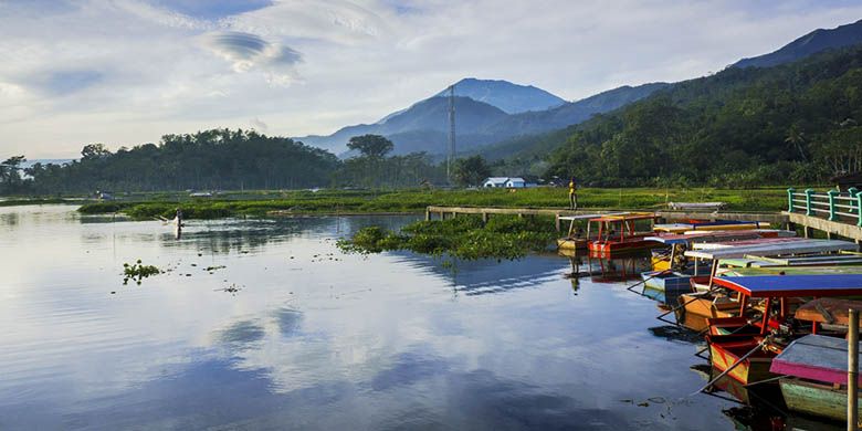 Deretan perahu menepi di Rawa Pening, Kabupaten Semarang, Jawa Tengah.