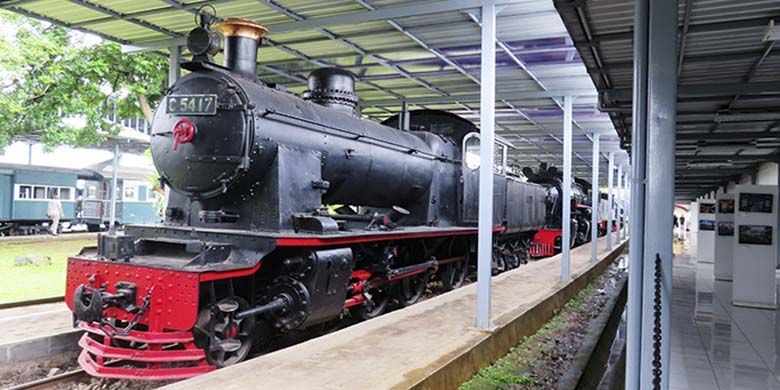 Jajaran lokomotif uap masa lalu yang dipamerkan di Museum Kereta Api Ambarawa.