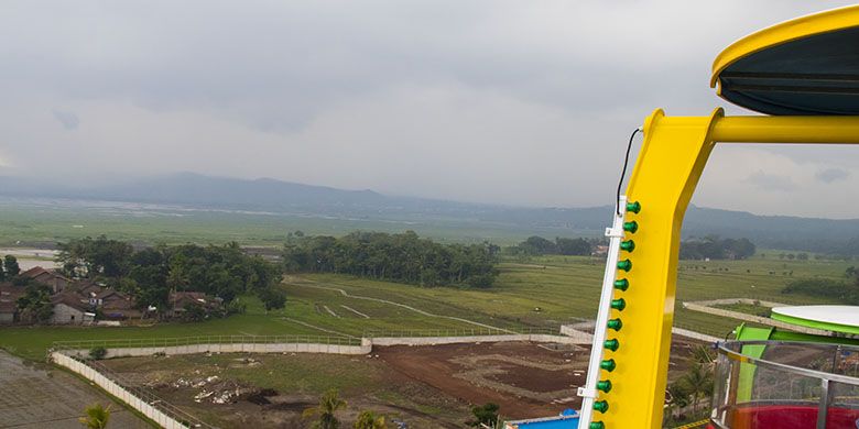 Panorama yang tersaji dari wahana Cakrawala di Saloka Theme Park