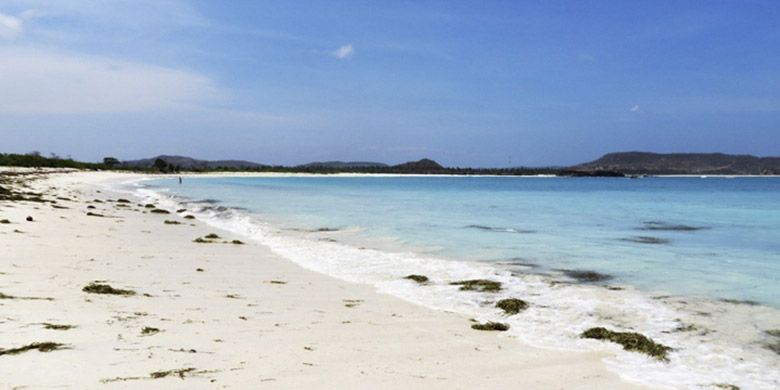 Pantai Tanjung Aan dengan Pasir Putih dan Jernihnya Air Laut yang Memesona (Kompas.com/Anggara Wikan Prasetya)