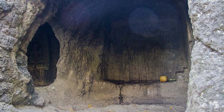 Bagian dalam Gua Selomangleng, Kediri. Di dalamnya terdapat perlengkapan ritual seperti dupa dan kelapa muda.