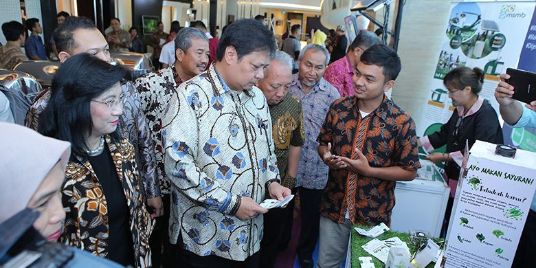 Menperin Airlangga Hartarto beserta Dirjen IKM Gati Wibawaningsih meninjau booth finalis kompetisi pada Festival Semarak IKM 2018 (Foto: dok. Kementerian Perindustrian)