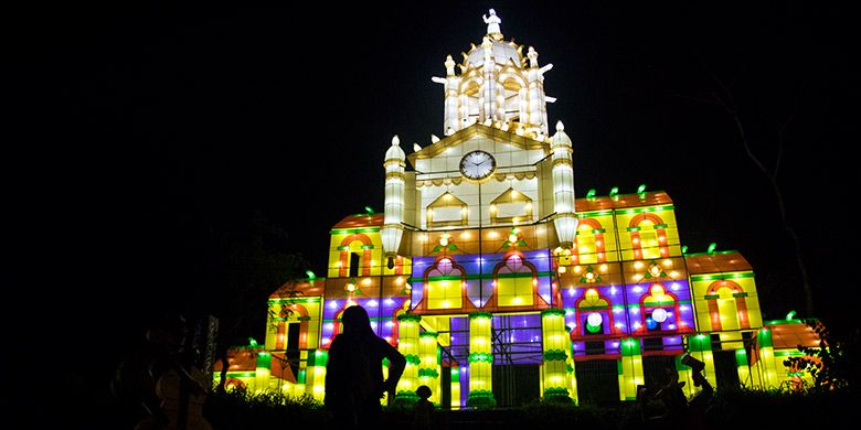 Atraksi tata lampu berbentuk istana megah di gelaran Festival of Light, Kaliurang