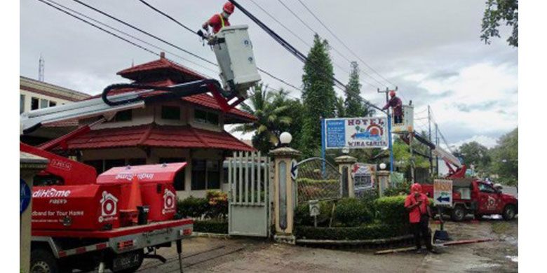 Proses pembenahan insfrastruktur telekomunikasi oleh teknisi TelkomGroup di wilayah Banten.