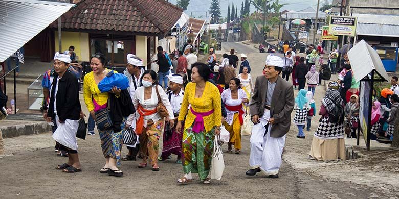 Umat Hindu yang akan beribadah di Candi Cetho, Karanganyar