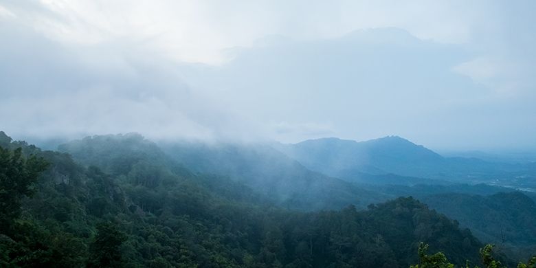 Selain terdapat spot perahu, Menara Pandang Soko Gunung sebelah timur juga menawarkan pemandangan berupa barisan perbukitan yang berselimut kabut.