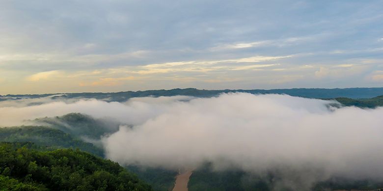 Hamparan perbukitan berselimut kabut di Jurang Tembelan.