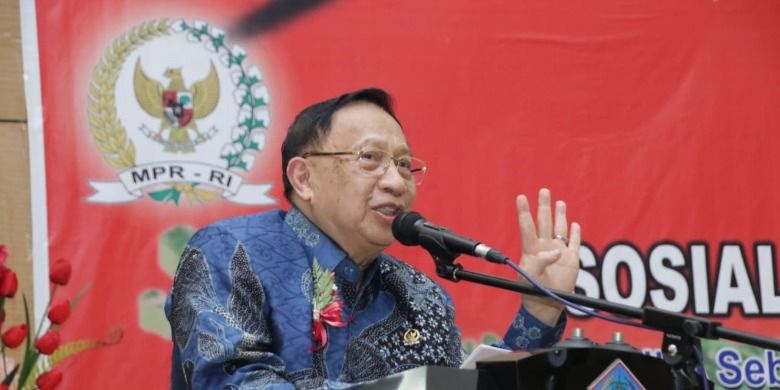 Wakil Ketua MPR RI E. E. Mangindaan memberikan pemaparan dalam sosialisasi Empat Pilar MPR di Manado (Dok. MPR RI)