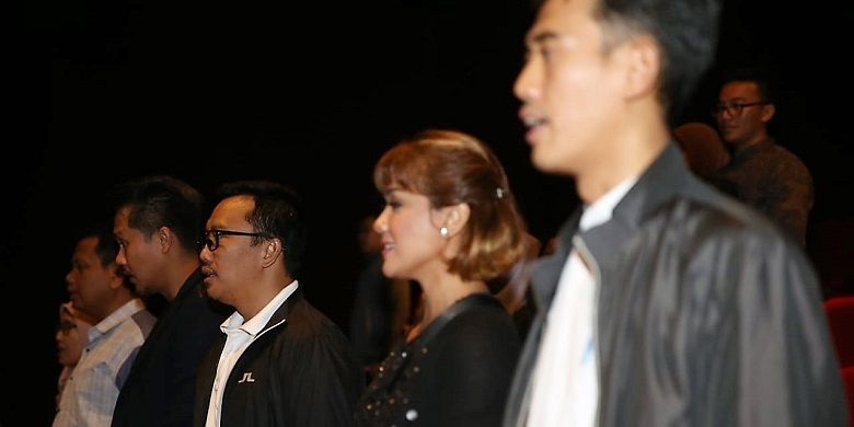 Menpora Imam Nahrawi dan artis Nirina Zubir menyanyikan lagu Indonesia Raya sebelum menonton film Keluarga Cemara.