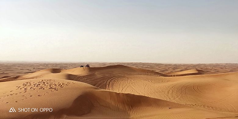 Puncak salah satu bukit pasir diambil menggunakan OPPO R17 Pro berfitur AI