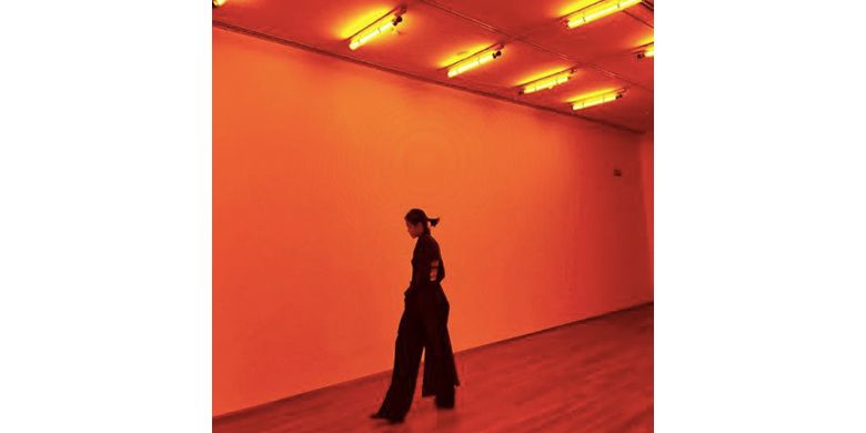 Caption: Talitha Maranila berpose di salah satu karya Olafur Eliasson di National Gallery Singapore. (dok. @Talmaranila)