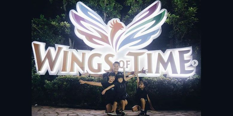 Caption: Keseruan keluarga Nirina Zubir saat menjajal wahana Wings of Time di Sentosa Island, Singapura.