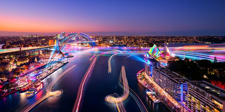 Pemandangan kota Sydney yang terang dan berwarna-warni di malam hari. (Destination NSW)
