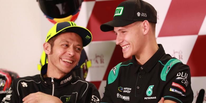 Pebalap Monster Energy Yamaha, Valentino Rossi duduk bersebelahan dengan pebalap Petronas Yamaha SRT, Fabio Quartararo selama konferensi pers pra rangkaian seri balap GP Qatar di Sirkuit Loasil, Kamis (7/3/2019).