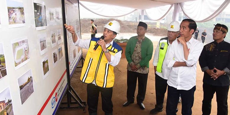 Dirjen SDA Kementerian PUPR Hari Suprayogi saat memberikan pemaparan perkembangan proyek Terowongan Nanjung, Kabupaten Bandung kepada Presiden Joko Widodo dalam kunjungannya, Minggu (10/3/2019) pagi.