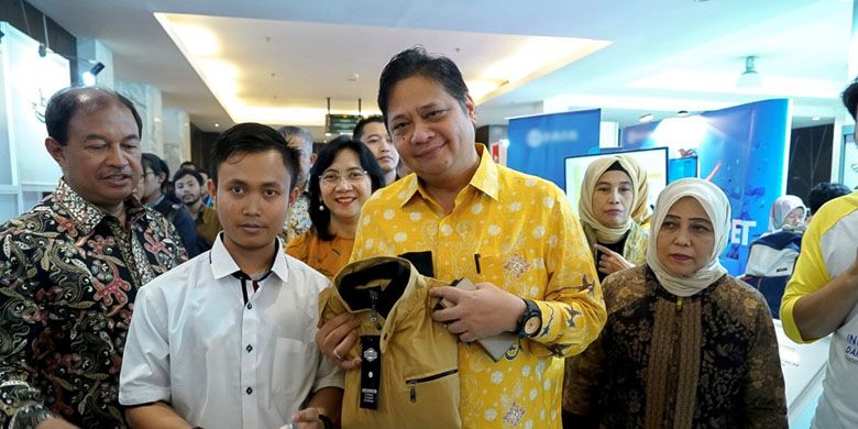 Menperin Airlangga Hartanto berfoto bersama dengan IKM Champion pada acara e-smart IKM 2019 IKM GO DIGITAL di Bogor (Foto: dok. Kemenperin)