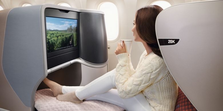 Menikmati in-flight entertainment dengan teknologi terkini yang membuat perjalanan Anda semakin berwarna (Dok. Singapore Airlines)