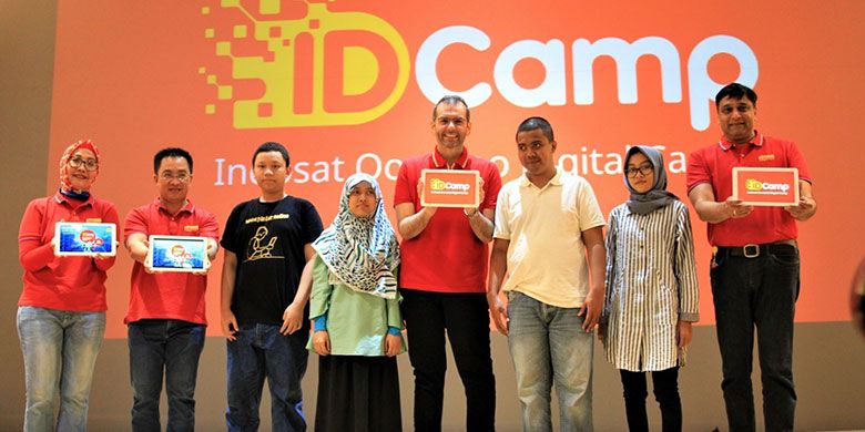 Peluncuran IDCamp di Jakarta, tampak pada gambar President Director & CEO Indosat Ooredoo, Ahmad Abdulaziz A A Al-Neama (empat dari kanan), Director & Chief Operating Officer, Vikram Sinha (paling kanan), Director & Chief Human Resource Officer, Irsyad Sahroni (dua dari kiri), SVP-Head of Corporate Communications Indosat Ooredoo, Turina Farouk (paling kiri), dan perwakilan komunitas developer. 