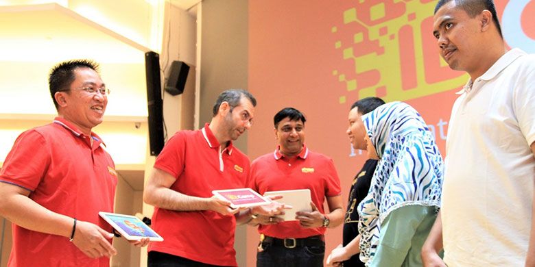 President Director & CEO Indosat Ooredoo, Ahmad Abdulaziz A A Al-Neama (kedua dari kiri), Director & Chief Operating Officer, Vikram Sinha (ketiga dari kiri), Director & Chief Human Resource Officer, Irsyad Sahroni (paling kiri), saat berbincang dengan perwakilan komunitas developer pada peluncuran IDCamp awal Agustus lalu. 