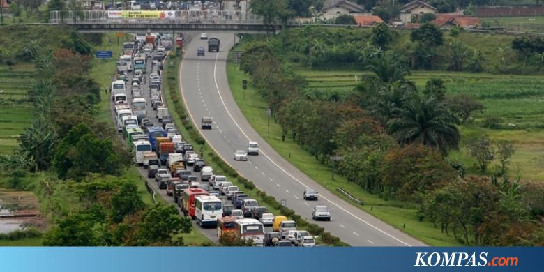  Pintu  Tol  Cileunyi Bandung Macet 2 Km 