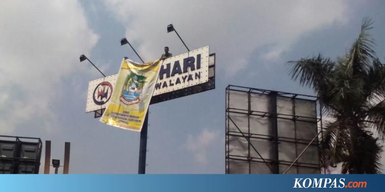 6 Reklame Ilegal di Bekasi Diturunkan Petugas