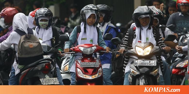 Cara Benar Berkendara Motor untuk Wanita Pengguna Rok Panjang