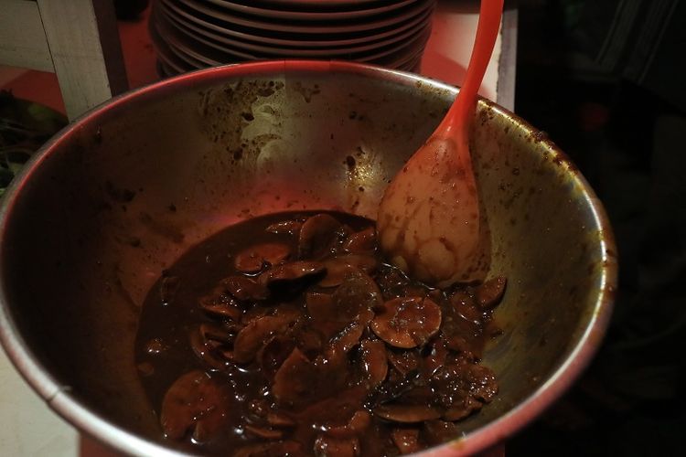 Semur jengkol di Warung Nasi Uduk Bang Udin Kawasan Rawa Belong, Palmerah, Jakarta, Kamis (18/5/2017). Nasi uduk semur jengkol Bang Udin telah hadir sejak tahun 1986.