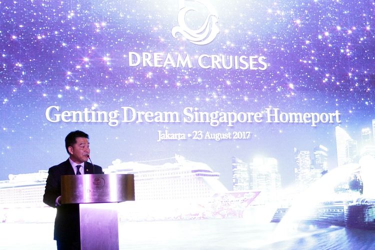 Senior Vice President – International Sales of Genting Cruise Lines, Michael Goh memberikan sambutan terkait paket wisata kapal pesiar terbaru saat temu media dan agen pariwisata di Jakarta, Rabu (23/8/2017). 