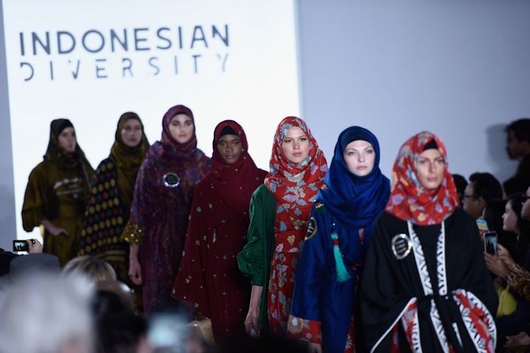 Para model berjalan di catwalk memakai busana Vivi Zubedi SS18 dalam gelaran Indonesian Diversity fashion show di ajang New York Fashion Week, di The Gallery at The Dream Downtown Hotel, 7 September 2017.   