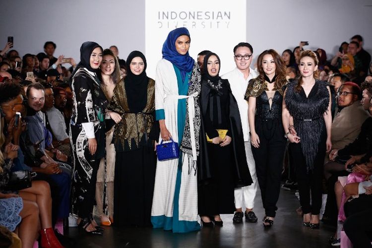 Para desainer dan model berjalan di runway selama gelaran Indonesian Diversity fashion show dalam New York Fashion Week di The Gallery at The Dream Downtown Hotel, 7 September 2017.   